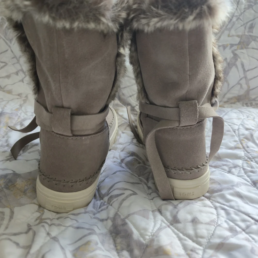 Toms Tan Winter Boots with Faux Fur Trim - Picture 4 of 5